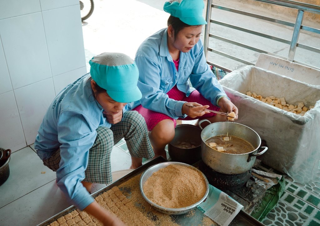 Thơm giòn bánh khô mè Cẩm Lệ - 5 Bánh được lăn qua một lớp mè thơm sau khi tẩm đường mía