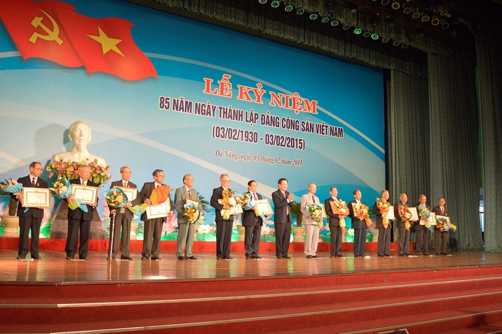 Đà Nẵng trao huy hiệu 65 tuổi Đảng cho các đảng viên.