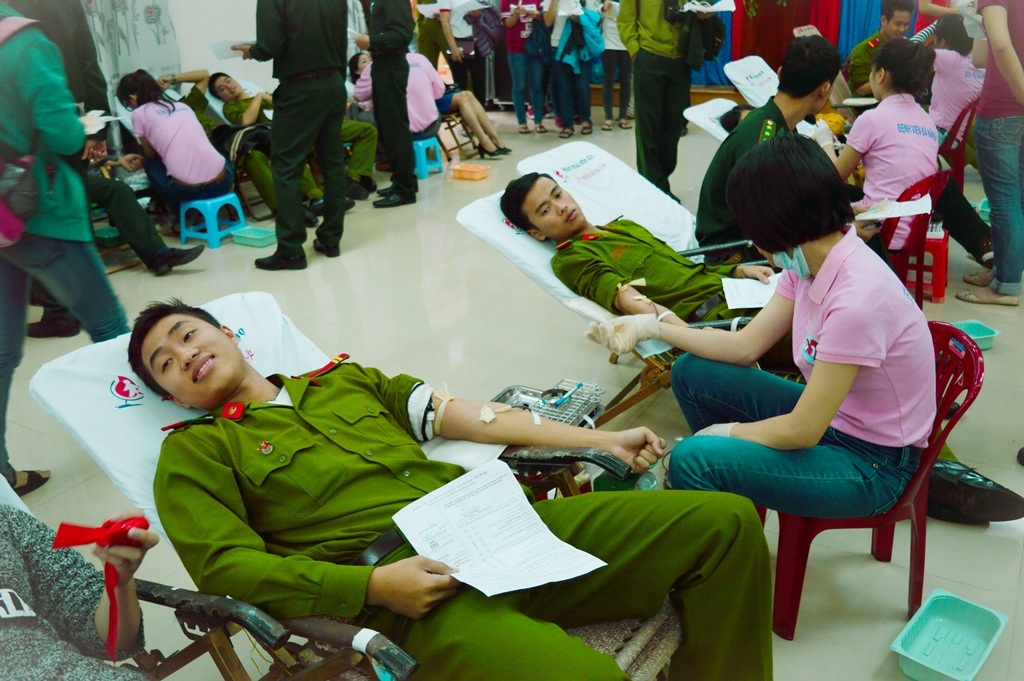 Hàng ngàn người tham gia hiến máu trong “Ngày chủ nhật đỏ” - 2 Các chiến sĩ,
quân nhân cũng nhiệt tình tham gia hiến máu