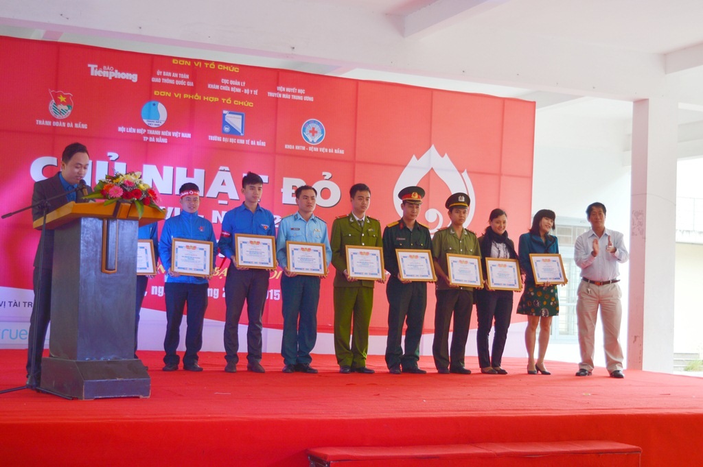 Các chiến sĩ,
quân nhân cũng nhiệt tình tham gia hiến máu