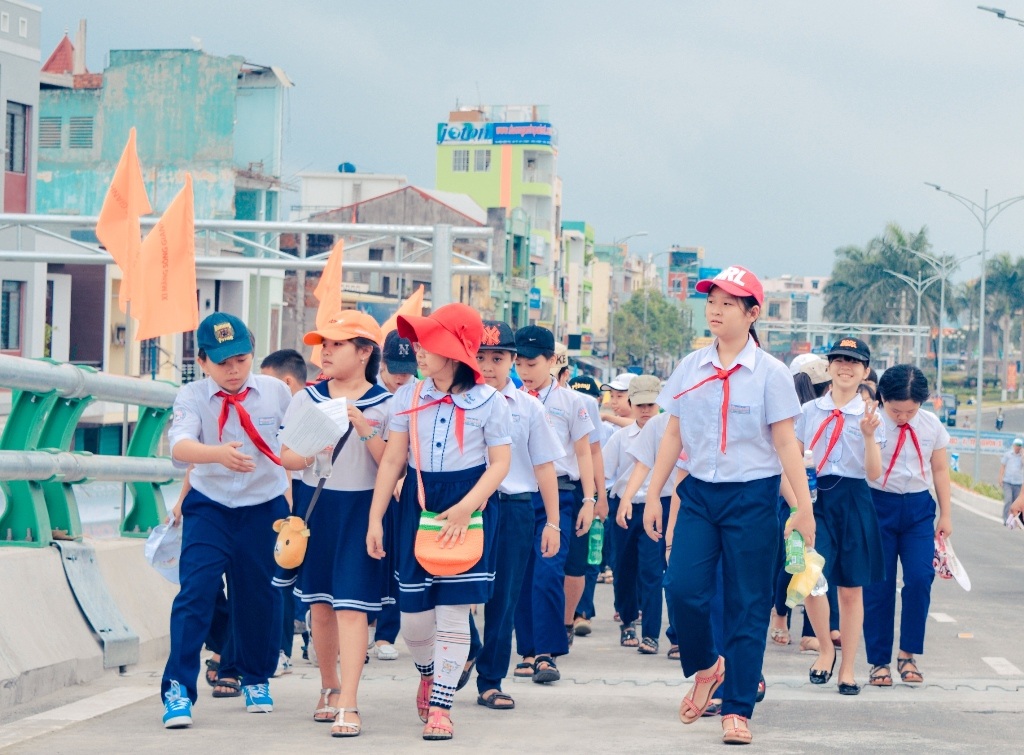 Nhiều trường học cũng tổ chức cho học sinh tham quan cầu