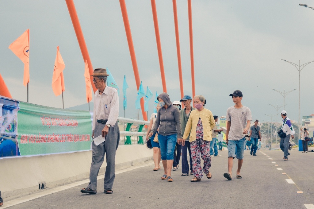 Những người dân đang đi bộ trên tầng dây văng