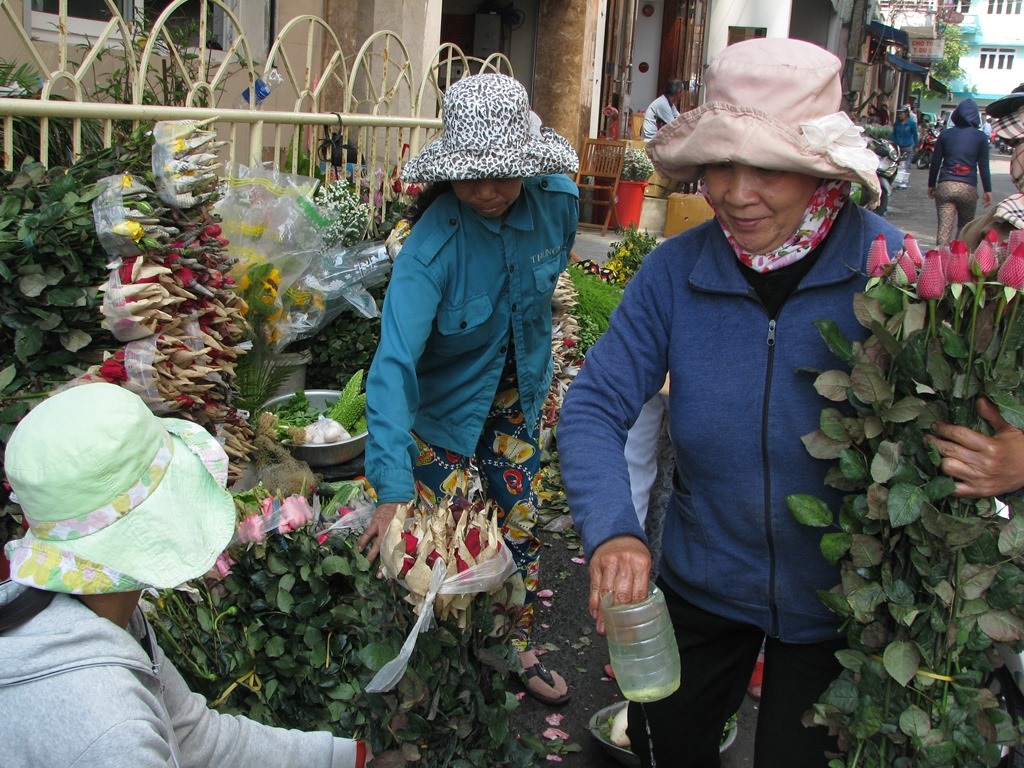 Thị trường hoa tươi 8/3 năm nay trên địa bàn TPD Đà Nẵng khá trầm lắng.