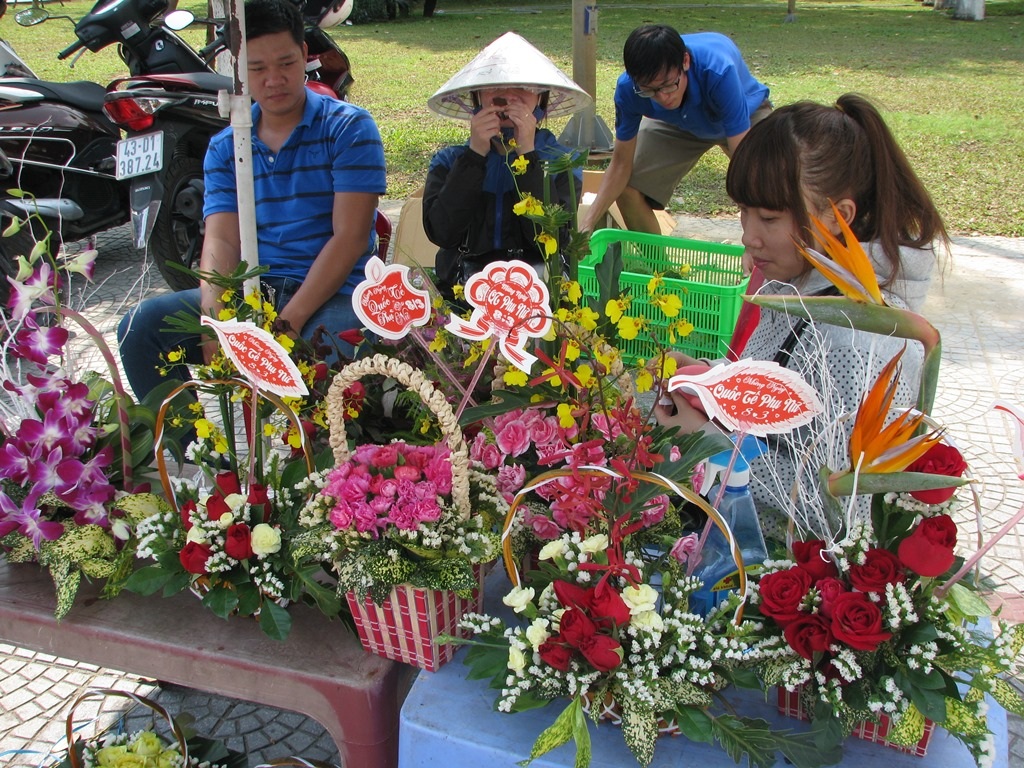 Những điểm bán hoa của các bạn sinh viên vắng người mua.