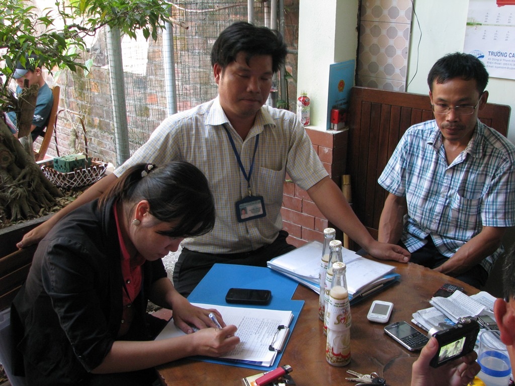 Đoàn thanh tra tiến hành kiểm tra và lập biên bản 3 chai sữa đậu nành 