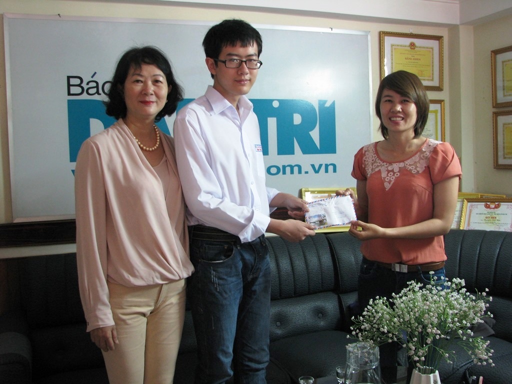 Trước đó, Vĩnh Trân và mẹ đã đến VP đại diện báo Dân trí tại Đà Nẵng để trao số tiền 10 triệu đồng