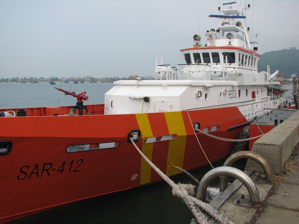 Tàu SAR 412 đang trên đường đưa ngư dân gặp nạn vào bờ (Ảnh minh họa)