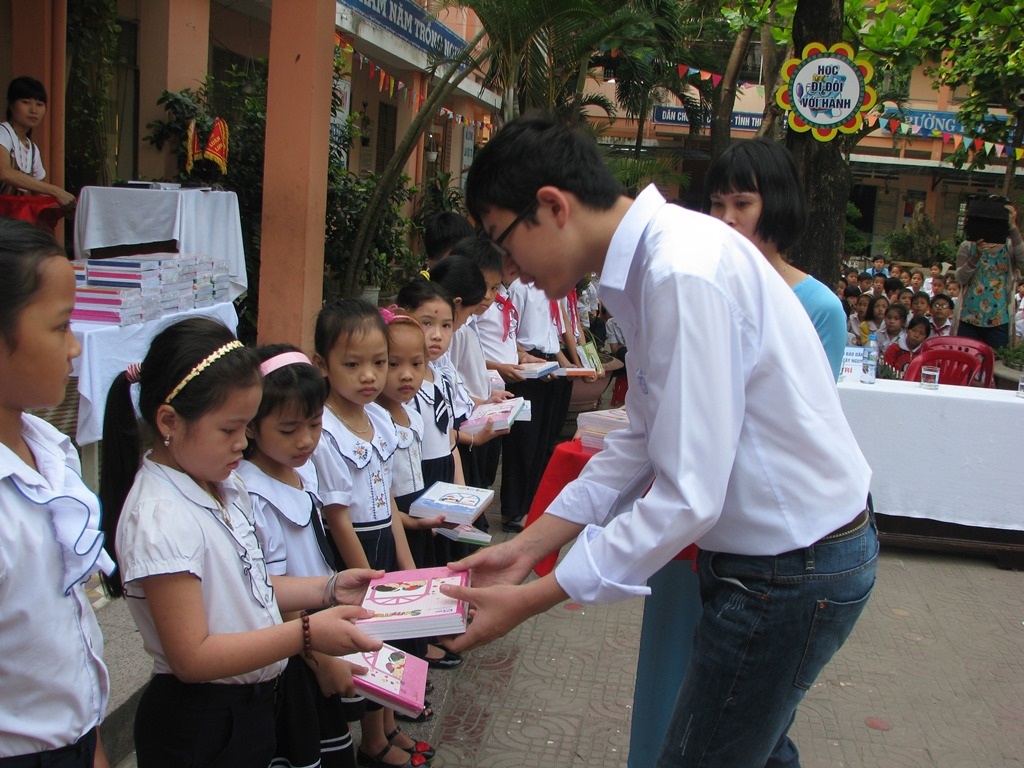 Vĩnh Trân tặng vở đến các em học sinh trường TH Hải Vân