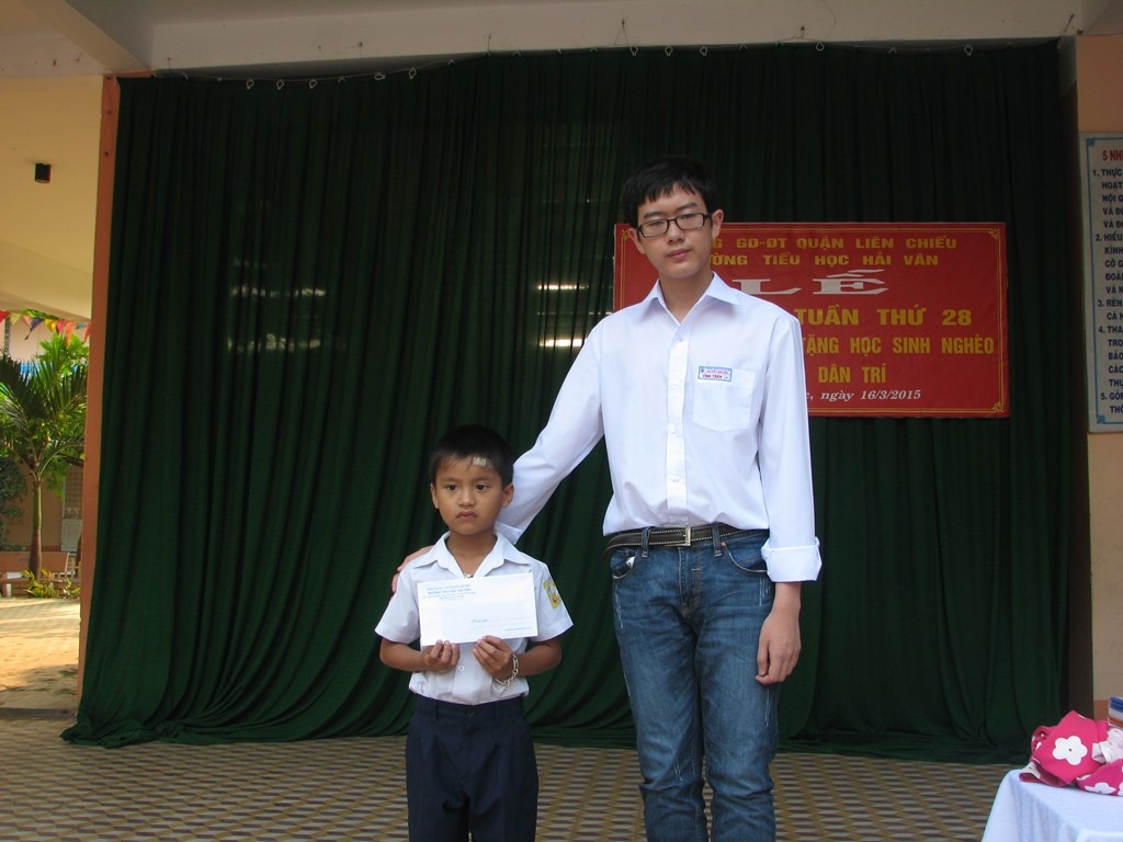 Vĩnh Trân tặng em Đạt 1 triệu đồng giúp em có điều kiện chữa bệnh