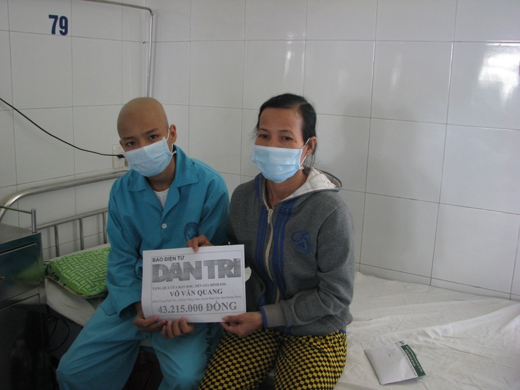 Chị Thôi và cháu Quang nhận số tiền của bạn đọc Dân trí ủng hộ