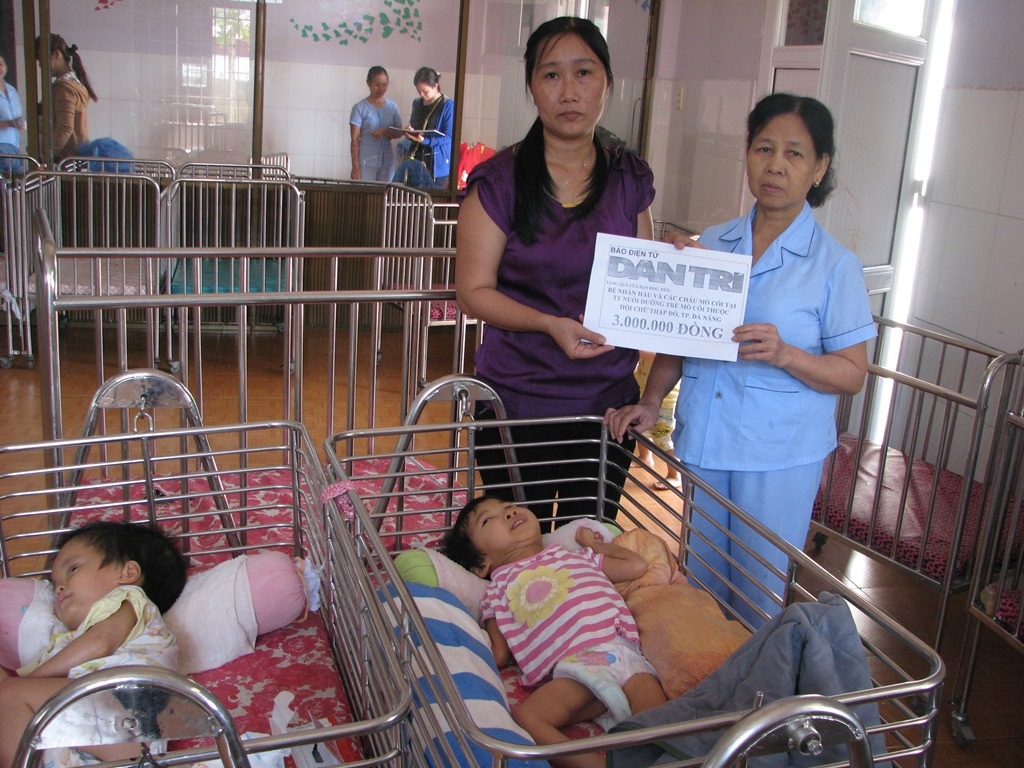 Lãnh đạo Trung tâm đón nhận số tiền bạn đọc Dân trí ủng hộ