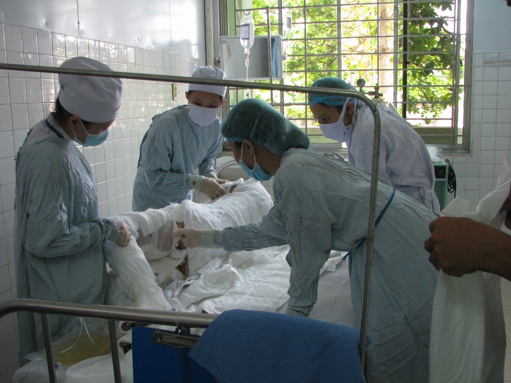 Bệnh nhân T đang được các điều dưỡng thay băng