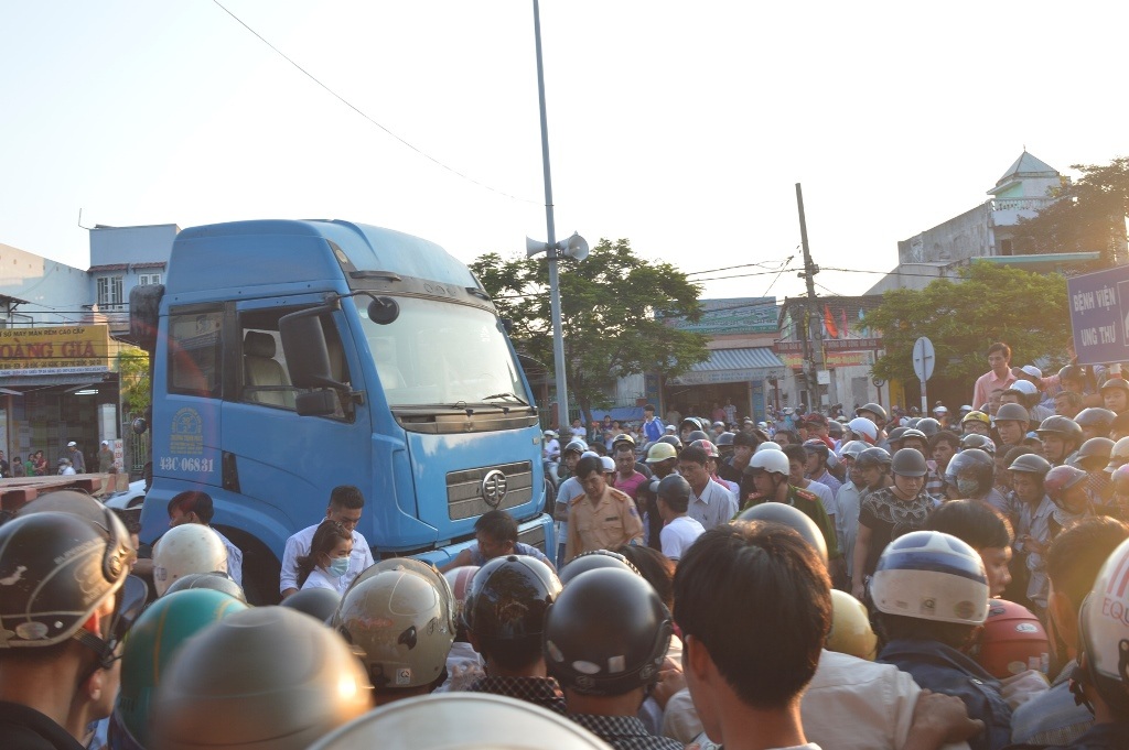 Vụ tai nạn xảy ra vào giờ tan tầm nên nhiều người hiếu kỳ tập trung lại xem