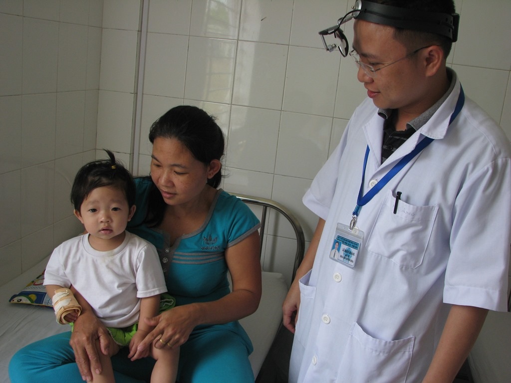 Bác sĩ Hoàng thăm bé Khánh Ngân tại Bệnh viện Phụ sản - Nhi Đà Nẵng