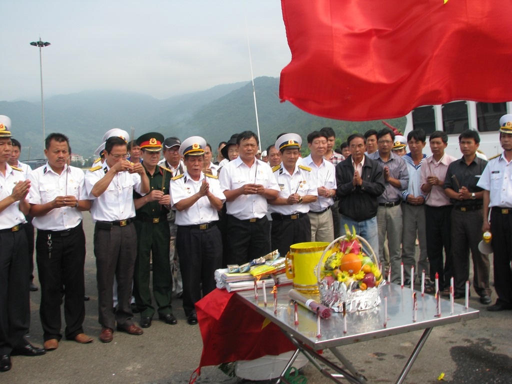 Vòng hoa được dâng lên để tưởng nhớ các tử sĩ.