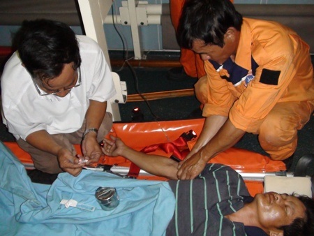 Ngư dân bị nạn được cấp cứu trên biển