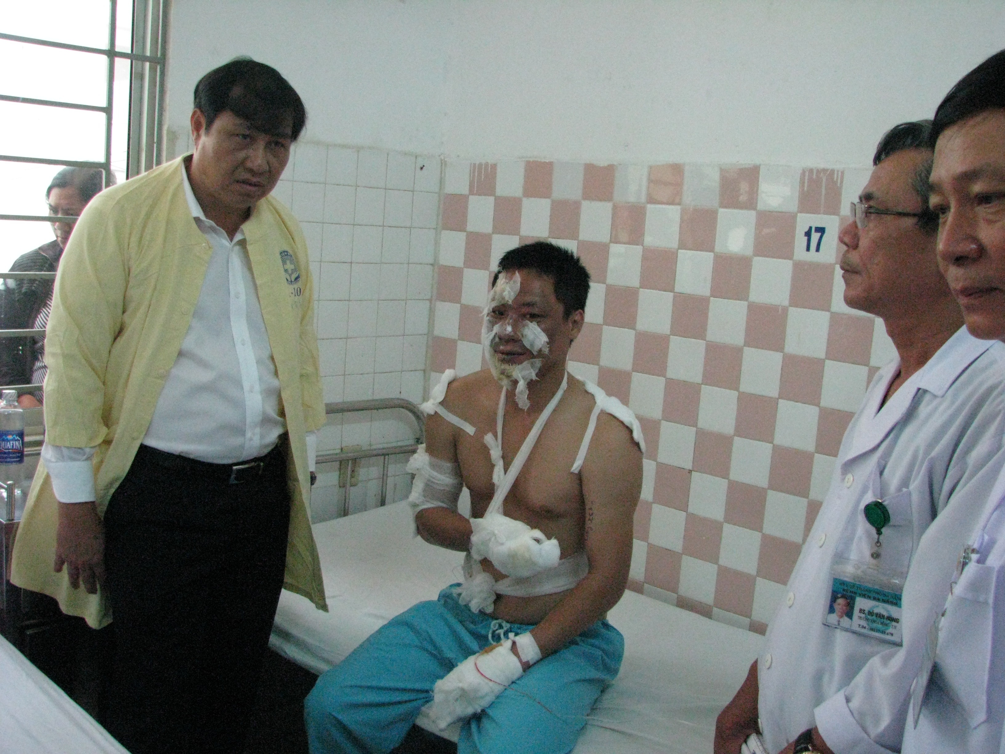 Cháy kho sơn, 17 chiến sĩ chữa cháy bị thương