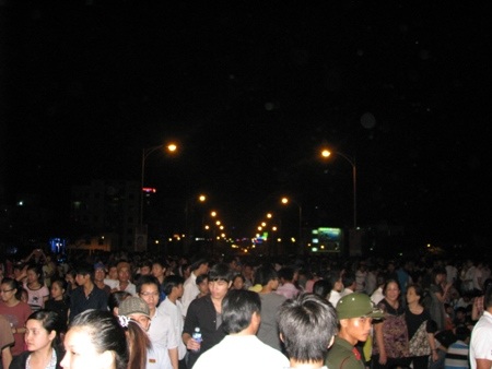 Người dân tập trung về cầu sông Hàn để xem thi trình diễn pháo hoa quốc tế Đà Nẵng năm trước