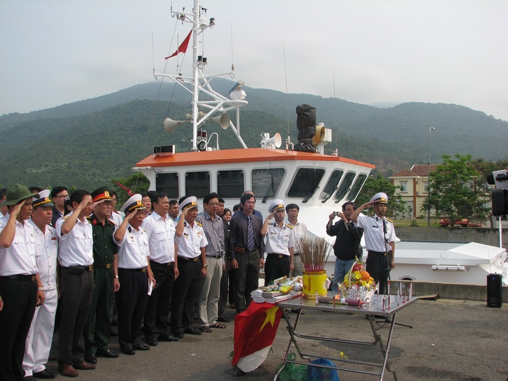 Vòng hoa được dâng lên để tưởng nhớ các tử sĩ.