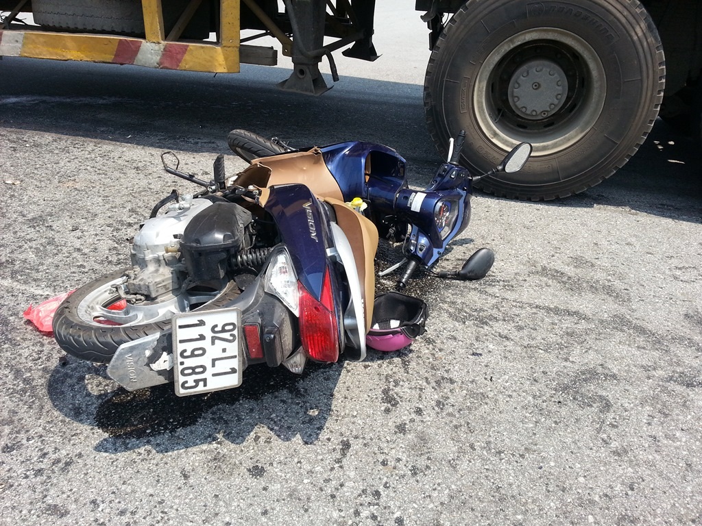 Phần đầu xe máy của chị T nát bét, hư hỏng nặng