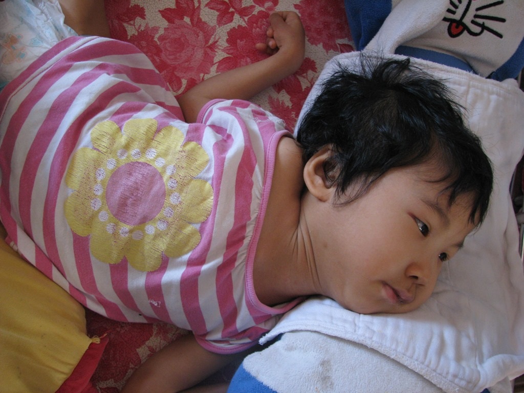 Bé Nhân Hậu hiện đang được nuôi tại Trung tâm nuôi dưỡng trẻ mồ côi Đà Nẵng
