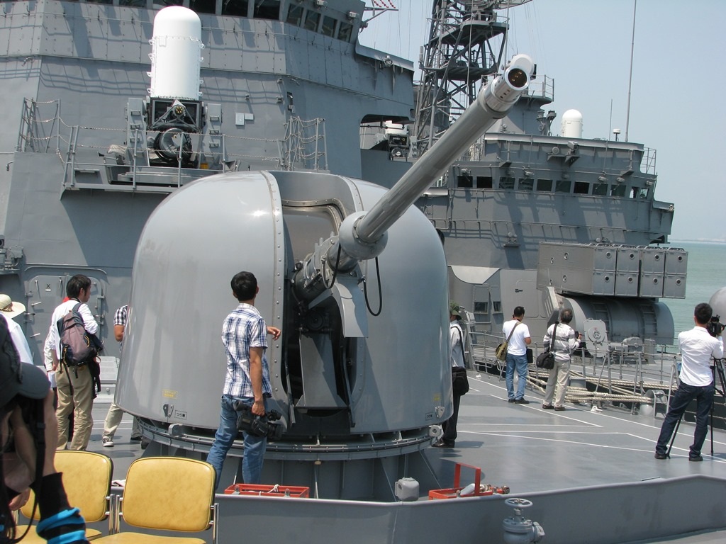 Pháo được trang bị trên tàu
