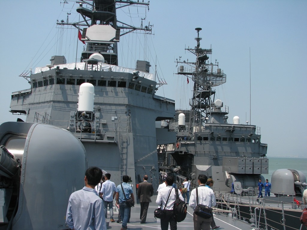 Pháo được trang bị trên tàu