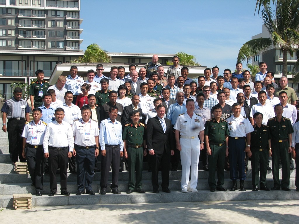 Các đại biểu chụp ảnh lưu niệm 