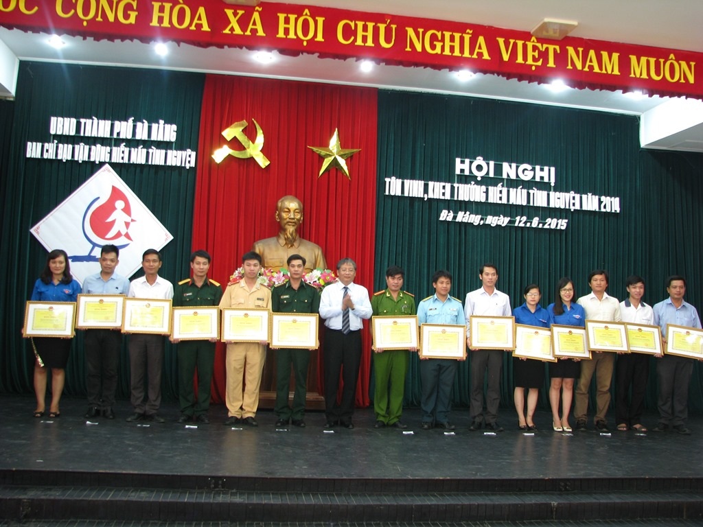 Lãnh đạo TP Đà Nẵng tặng bằng khen cho các tập thể