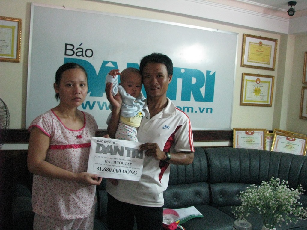 Gia đình anh Hà Phước Lập nhận tiền của bạn đọc Dân trí ủng hộ