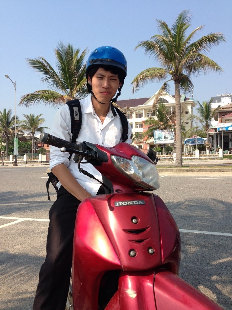 Ý vừa đi học vừa làm thêm để có thêm thu nhập