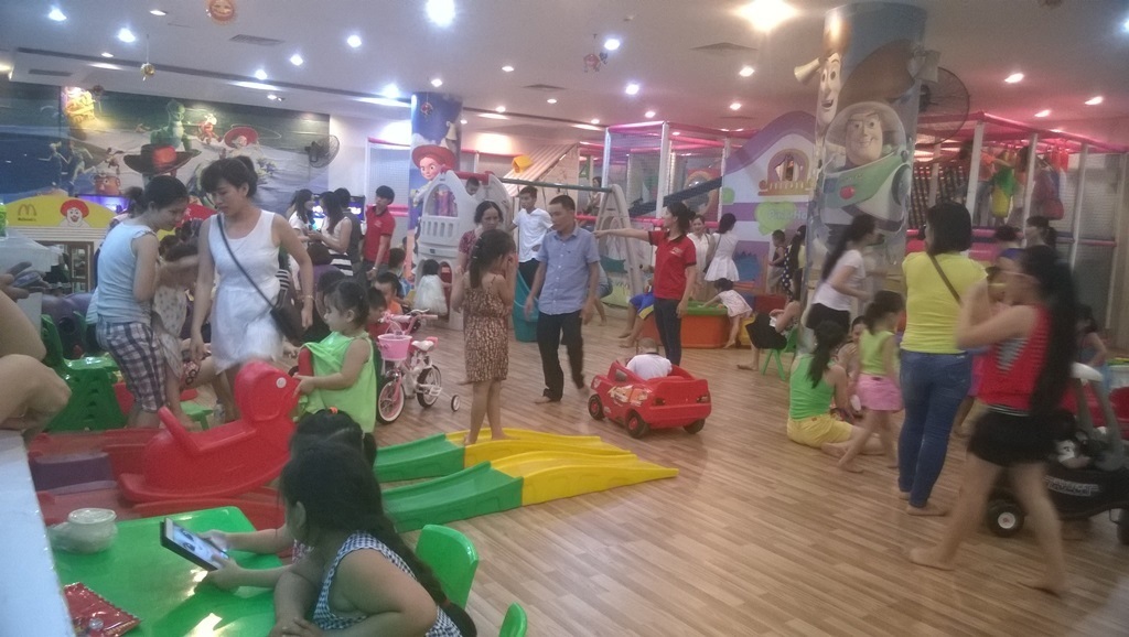 Các khu vui chơi nhộn nhịp ngày quốc tế thiếu nhi