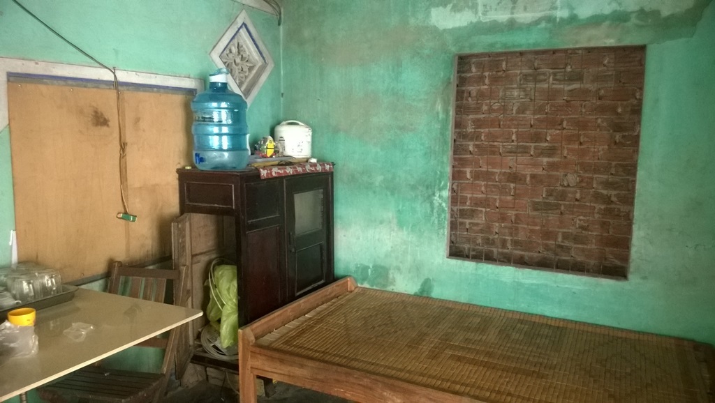 “Bố mất rồi, giờ mẹ mà mất nữa cháu biết làm sao ?!” - 1 Ngôi nhà của cô Hải đã bị xuống cấp