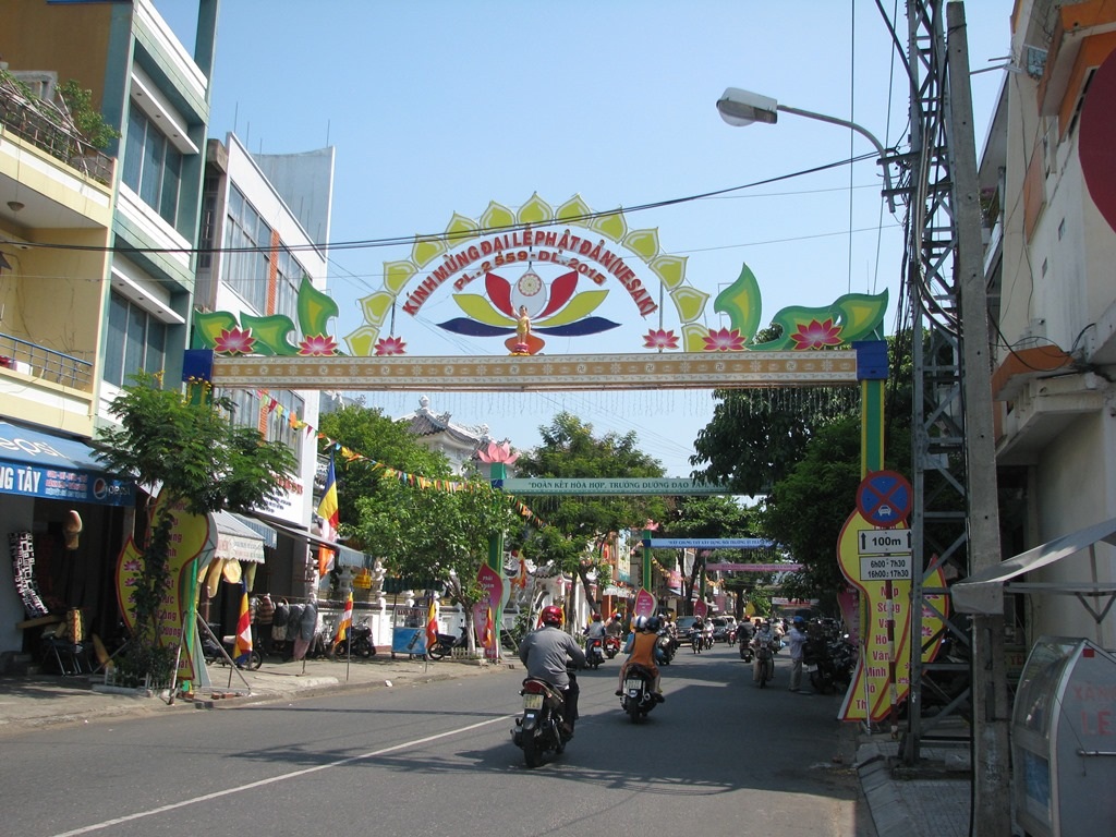 Đèn, hoa, biểu ngữ được trang trí trên các tuyến đường và các ngôi chùa