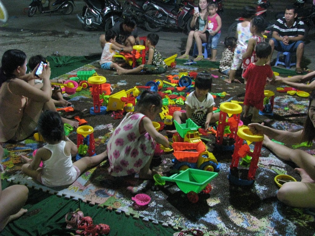 Khu vui chơi ngoài trời cũng nhộn nhịp không kém.