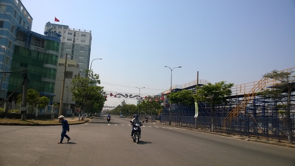 “Cháy” phòng, giá cũng “đội” theo dịp lễ pháo hoa quốc tế - 2 Khán đài xem pháo hoa cũng đang được lắp ráo