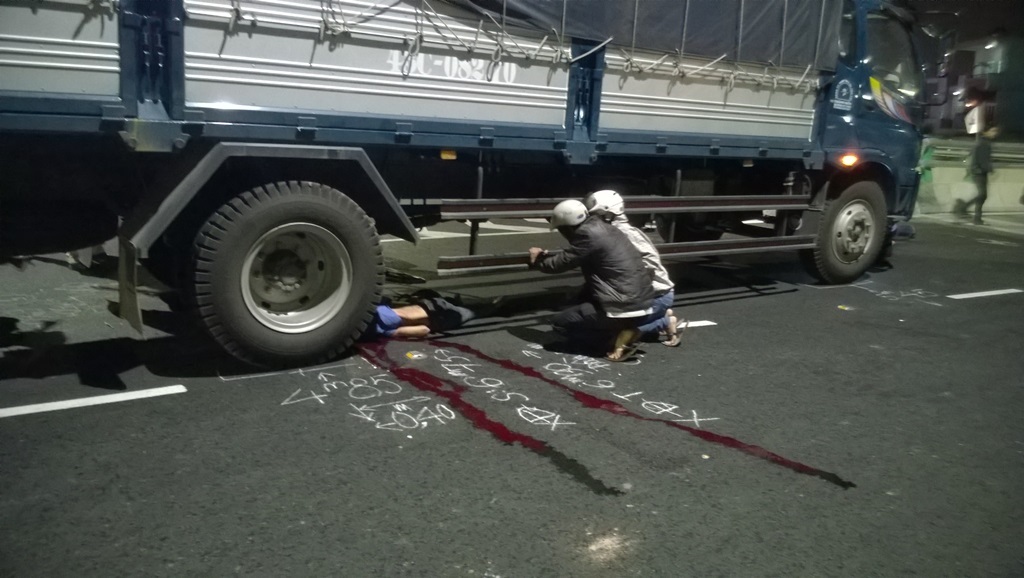 Xe tải va chạm với xe đạp, một thanh niên tử vong - 3 Người nhà của nạn nhân đau đớn khi nhìn thấy thi thể em trai mình dưới gầm xe tải
