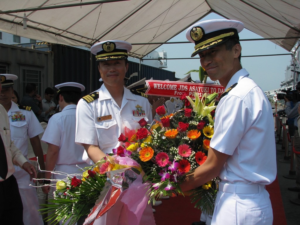 Chỉ huy của hai tàu đón nhận lãng hoa của cơ quan, đơn vị Việt Nam trao tặng