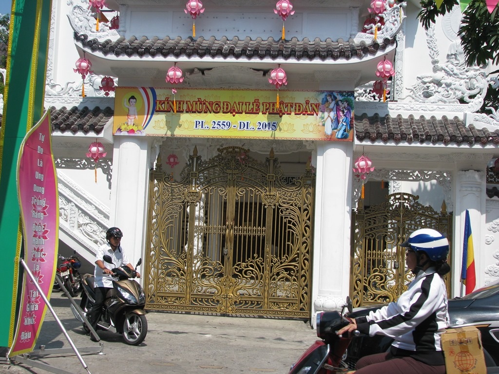 Đèn, hoa, biểu ngữ được trang trí trên các tuyến đường và các ngôi chùa