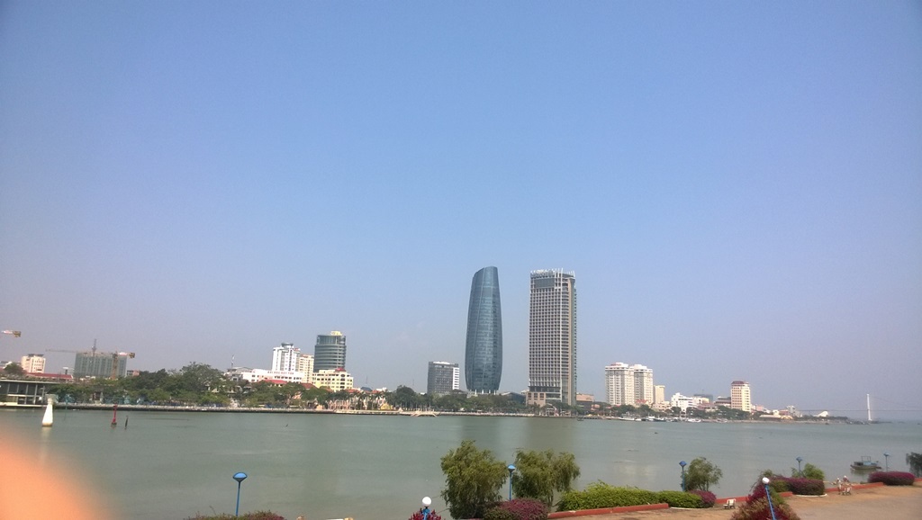 “Cháy” phòng, giá cũng “đội” theo dịp lễ pháo hoa quốc tế - 3 Những năm, nhiều người dân và du khách vẫn chọn đứng trên cầu sông Hàn để xem pháo hoa