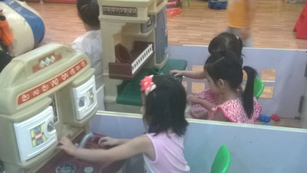 Bé gái chơi trò nấu ăn