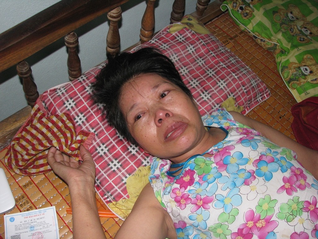 Nên khi cô ngã bệnh, người con gái đã lớn đã đưa cô về nhà mình 