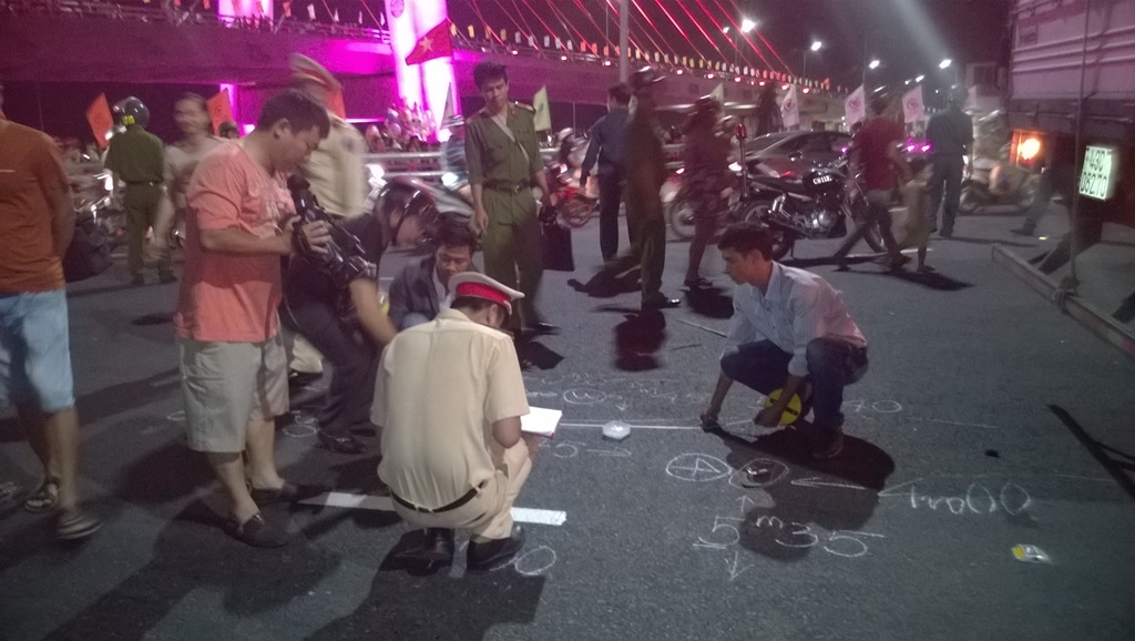 Xe tải va chạm với xe đạp, một thanh niên tử vong - 2 Lực lượng công an đo hiện trường vụ tai nạn