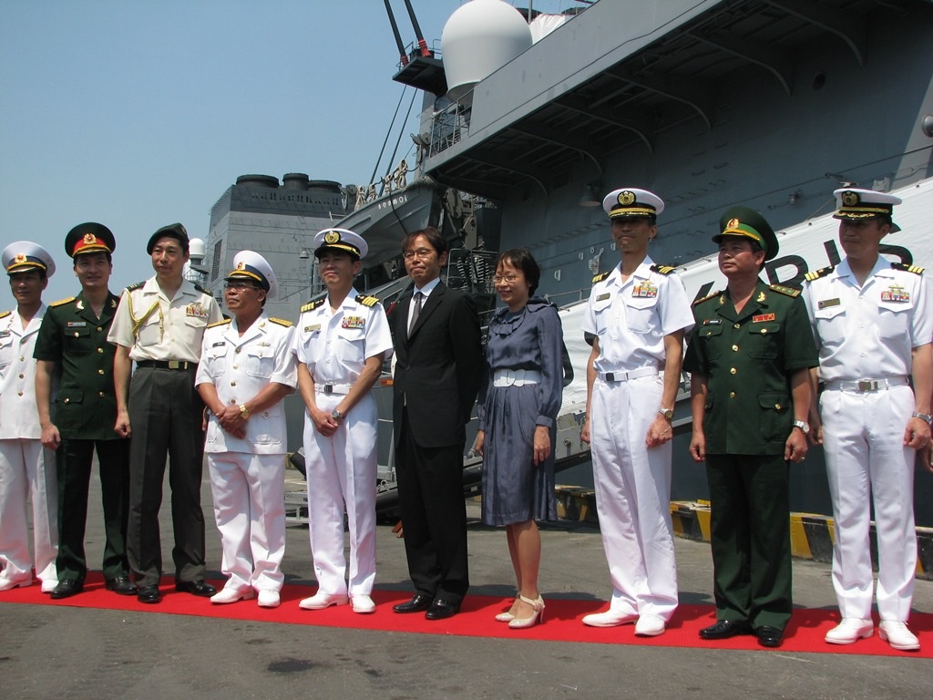 Lãnh đạo cơ quan, đơn vị của Việt Nam chụp ảnh lưu niệm với chỉ huy hai tàu