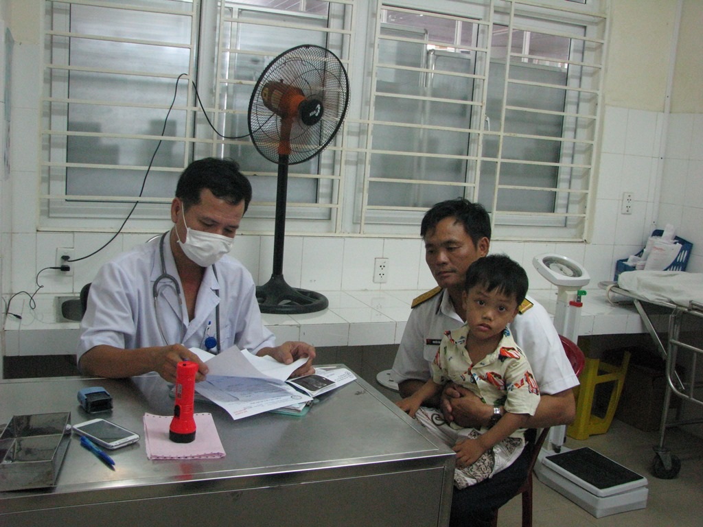 Bác sĩ đang khám bệnh cho một bệnh nhi