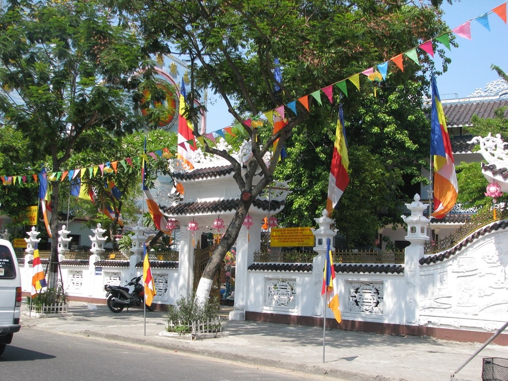 Đèn, hoa, biểu ngữ được trang trí trên các tuyến đường và các ngôi chùa