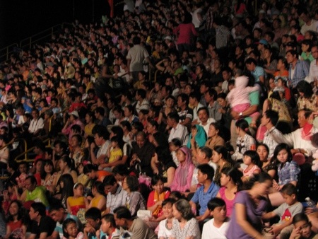 Người dân và du khách ngồi trên khán đài xem trình diễn pháo hoa quốc tế Đà Nẵng 2013 