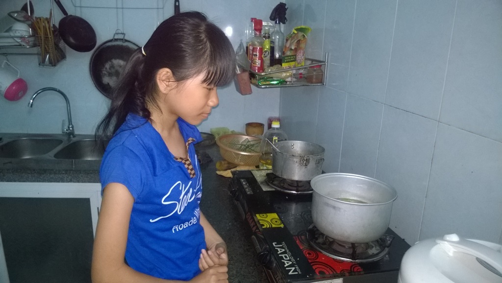 “Bố mất rồi, giờ mẹ mà mất nữa cháu biết làm sao ?!” - 5 ... nấu ăn cho mẹ mỗi khi đi học về