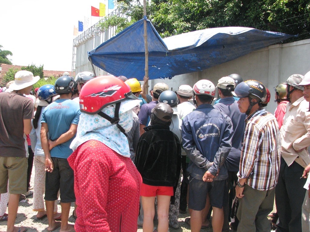 Người dân hiếu kỳ tập trung xem vụ tai nạn