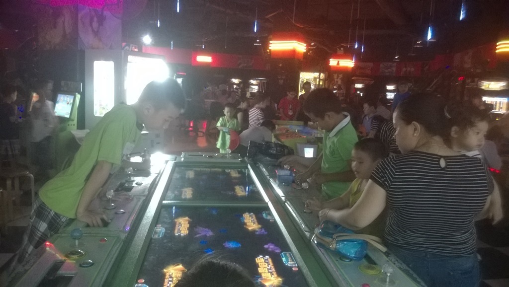 Một số bé lớn thì chơi trò bắn cá